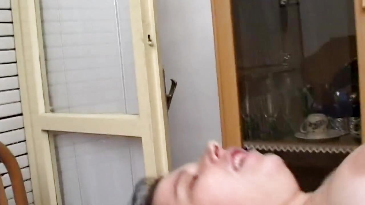 Tombul kadın sert sikiliyor ve ağzına püskürtülür