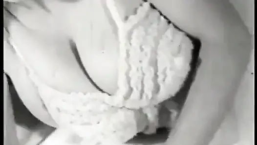 Si cantik virginia bell si cewek semok dengan besar lagi nungging sambil nungging di depan TV