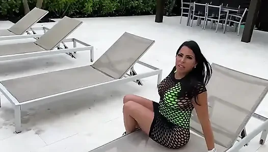 Sexy latina-MILF julianna vega sieht draußen wie fick gut am pool aus, diese verrückte latina kommt auf mich