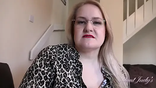 Auntjudys - büyük memeli iri güzel kadın seks terapistin Becky yarağını emiyor
