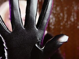 Compilation d'ASMR: la modèle fétiche de la MILF Arya Grander, des gants qui sonnent, des gants en caoutchouc en latex