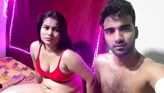 Gorąca i seksowna zdradzająca Bhabhi uprawia seks z przyjacielem męża