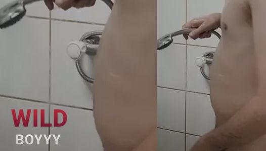 Охранник принимает душ на работе и кончает с большой порцией спермы
