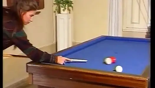 Cewek cantik jerman dientot habis-habisan di meja biliar