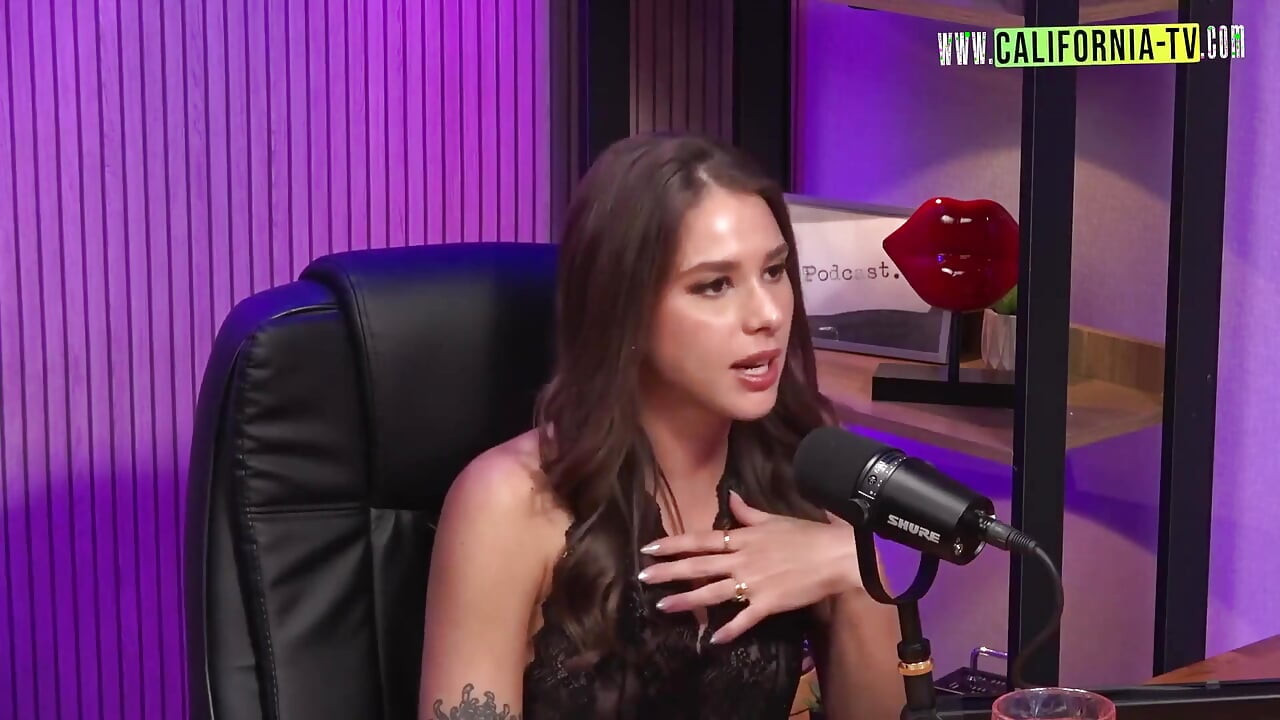 Rafa lima si cewek hot lagi pamer tubuh aduhainya sambil menceritakan fantasinya