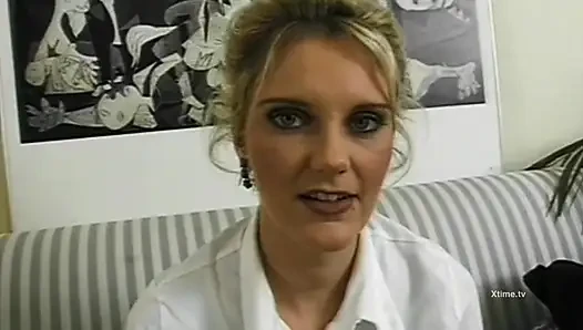 Heiße blondine braucht einen großen schwanz in den arsch!
