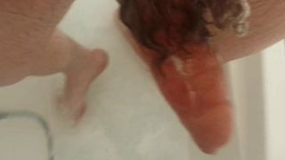 Italiaanse jongen masturbeert op de douche