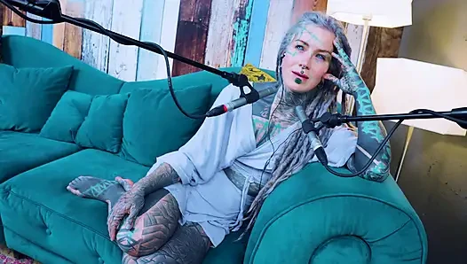 Aku berbicara tentang U - uncomfortable - ASMR podcast SFW berbicara tentang gadis gothic bertato rambut gimbal