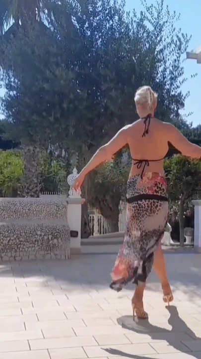 Selena's Outdoor Posing and Sex in Heels