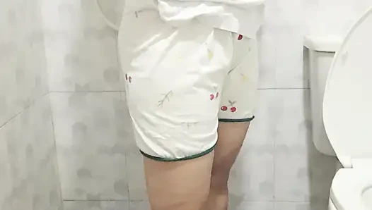 Tombul kız duş alıyor