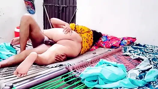 Parte  andato a casa di bhabhi durante le vacanze estive e mi diverto molto con il mio adorabile india, catturato in camer