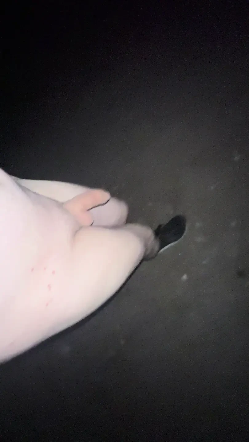 Chico joven caminando desnudo al aire libre