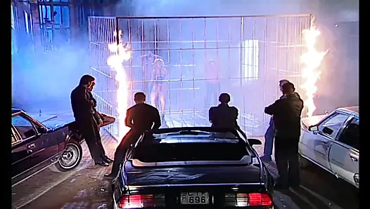 Cewek pirang super seksi melawan dua pria badass dalam rodeo keras