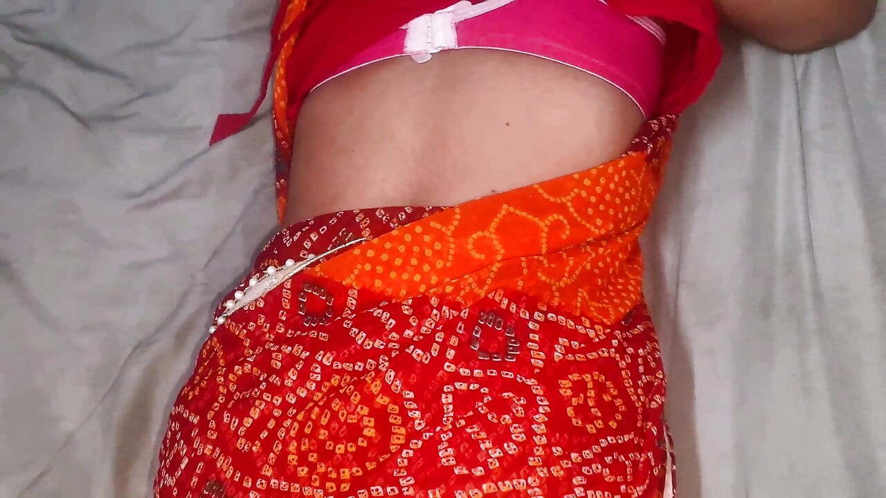 我操了穿着红色印度纱丽服的Zaara Bhabhi并在嘴里射精