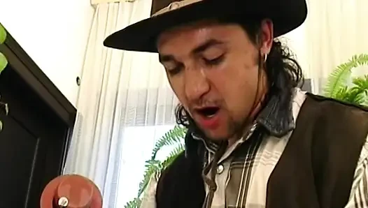 Üvey erkek kardeş üvey kız kardeşini sikişirken izliyor