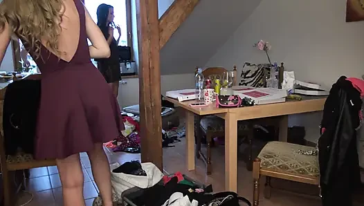 Seksi külotun versiyonu, yuvarlak götler, sütyensiz şeffaf şov ve amcık dudakları