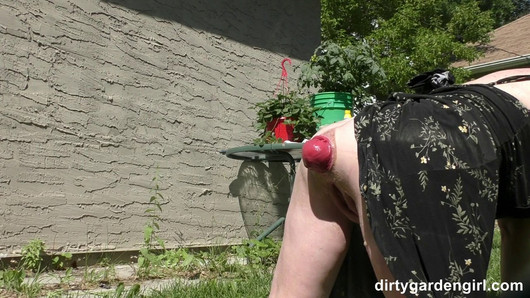 Dirtygardengirl - schoonmaken van de achtertuin met verzakking van haar anale gaatje