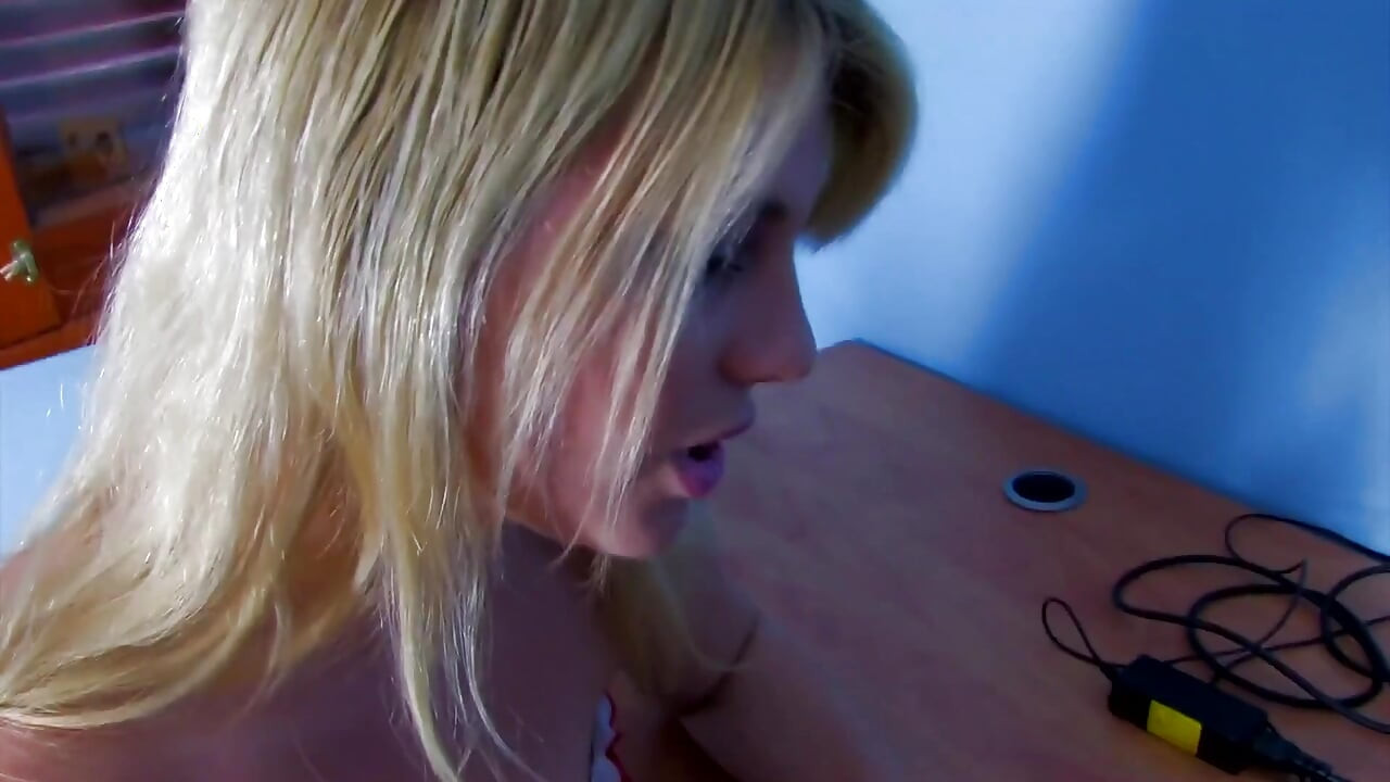 blonde blondine bekommt sich beim masturbieren gefilmt