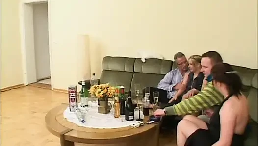 Молодая черная пума с большими сиськами трахается в задницу и камшот в рот большим членом