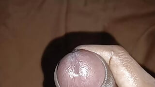 Une mallu tamoule se masturbe avec une bite noire