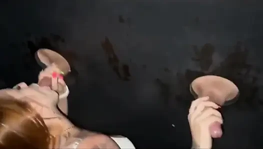 Ich lud meine Freunde ein, mit mir am Gloryhole schwanz zu lutschen. Teil 3