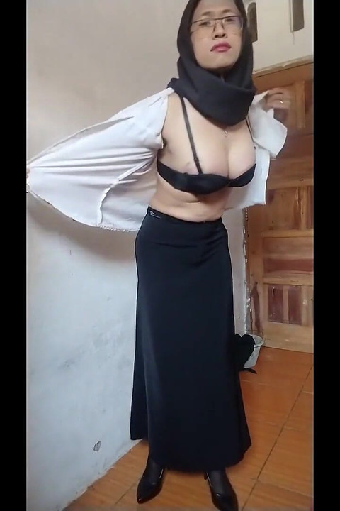 Mitha Shemale Masturbate and Cum
