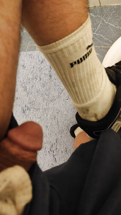 DirTyJunkBro (DJ -Bro) în toaletă, complet umedă, șosete murdare și pantofi sport