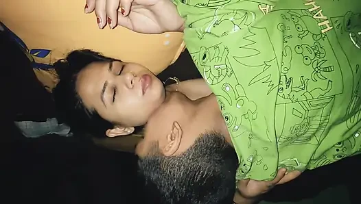 Geile Ehefrau Latika Küsst Romantik