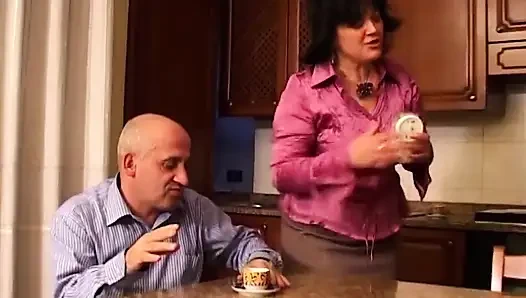 Azgın orta yaşlı seksi kadın mutfakta parmaklanıyor ve sikiliyor