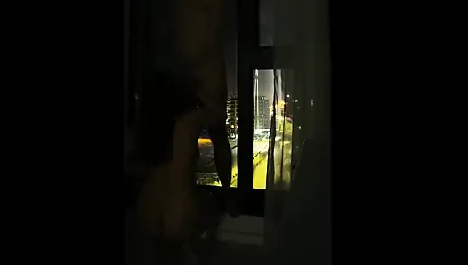 Ngentot dan nyepong kontol di depan jendela hotel