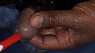 Desi wkłada szczoteczkę do zębów w penisa