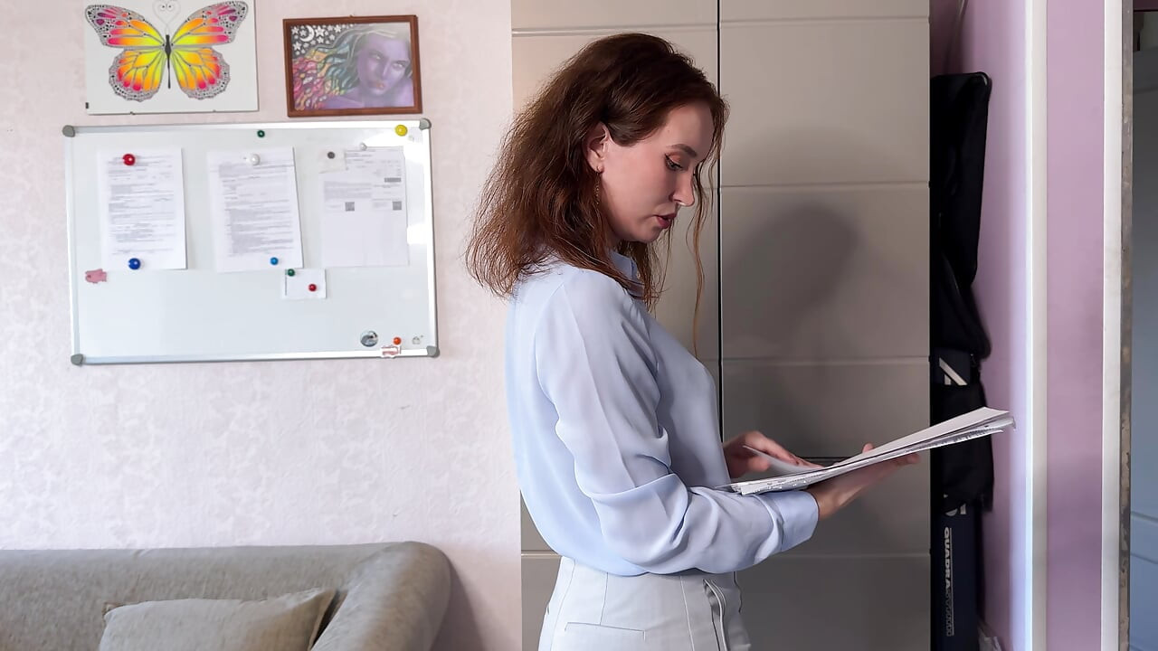 Hij kwam helemaal over haar sexy kont in haar kantoorbroek