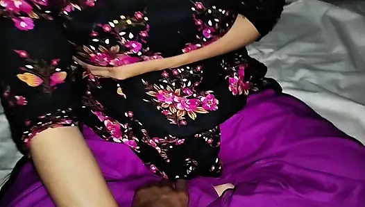 18-летняя красивая горячая бенгальская сводная сестра, она боится быть одной, она останется со мной в моей комнате сегодня вечером.