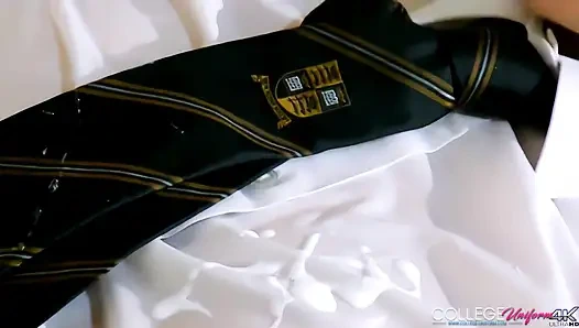 Kamar mandi kampus 1 menampilkan Sophia Smith