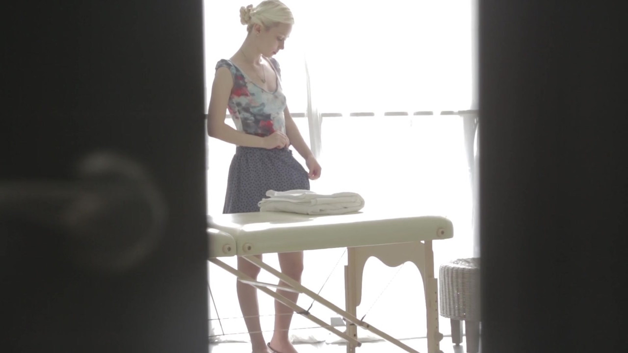 細身のブロンドの女の子がマッサージ台でセックスされ、チンポをしゃぶる