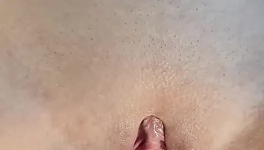Sie springt auf eine und übergießt sich mit Sperma (Nahaufnahme).