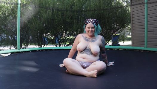 Une grosse MILF tatouée saute et se déshabille sur un trampoline