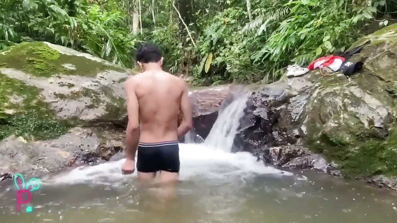 Latina se masturba en una cascada y se llena de leche