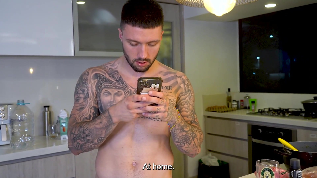 18 岁的哥伦比亚继妹趁父母不在的时候操她姐夫的绿帽奴！Naty delgado和rauls Bud