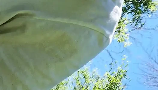 Amateur heiße milf zum cuckold gemacht und von großem weißem schwanz im freien vollgespritzt, während die nachbarn zuschauen.