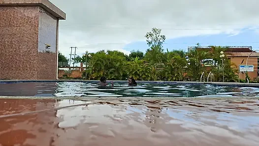Cewek sange ini dientot habis-habisan sampai orgasme dua kali di kolam renang