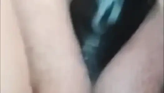 Masturbuje her dildo