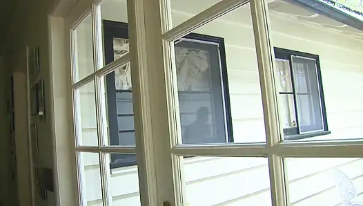 Komşu tatlı masumiyetin nasıl azgın olduğunu pencereden görüyor