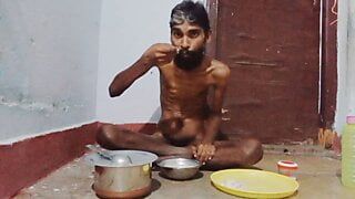Rajeshplayboy993, garçon sexy et mince, mange de la nourriture.