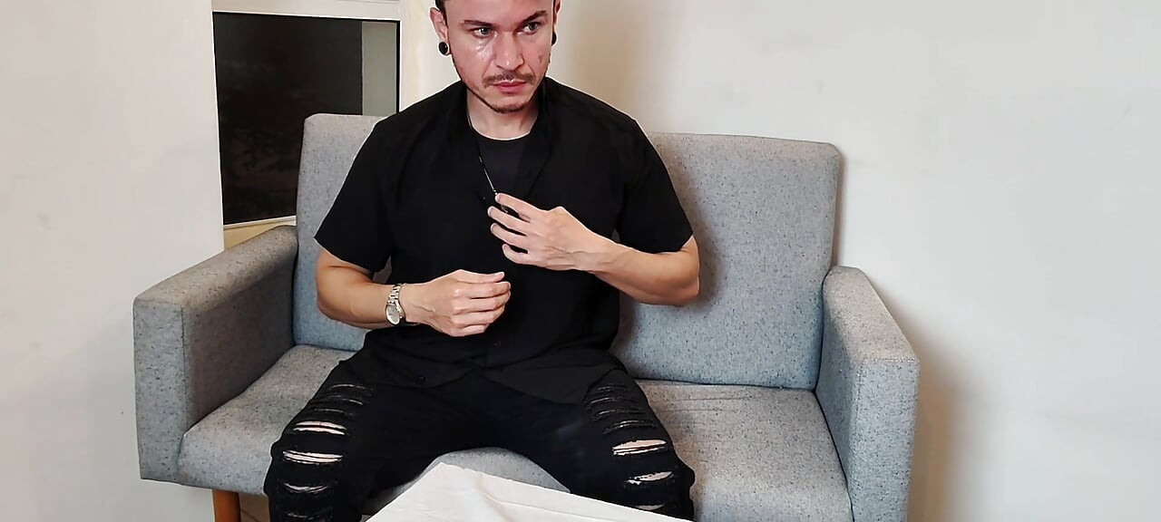 Vovó Iolanda Resolve Fazer Uma Tatuagem No Cuzinho