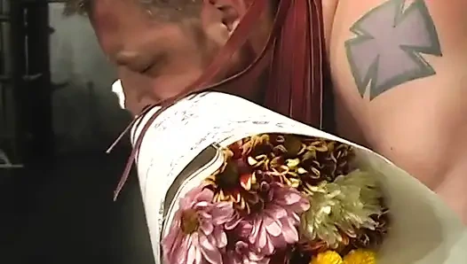 Стройная домина-брюнетка унижает и унижает раба в ее логове