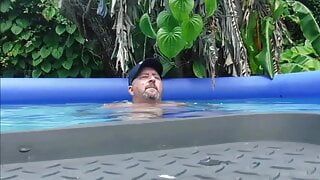 Gordinha fofa na piscina