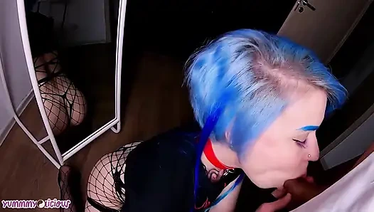 Синяя девушка-панк с идеальной задницей после траха киски