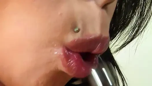 Pornostar candy strong genießt solo-sex mit einigen sexspielzeug