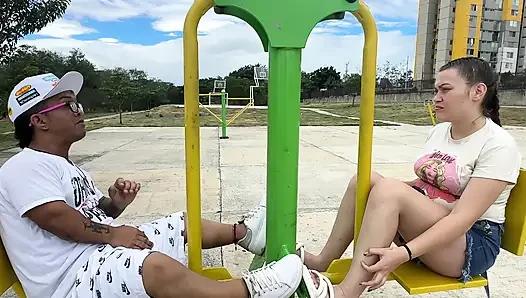 Я притворяюсь учителем аэробики как предлог, чтобы трахнуть незнакомца и наполнить её киску молоком